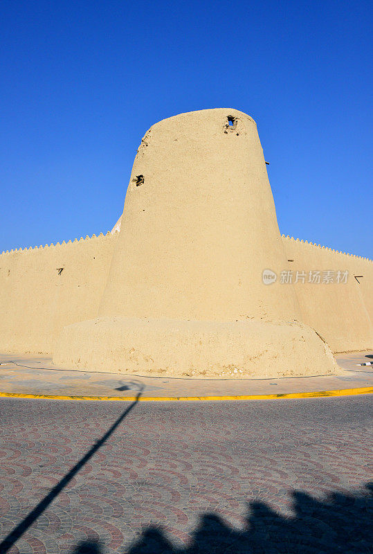 易卜拉欣城堡/ Qasr易卜拉欣塔和垛口阴影-胡夫，Al-Ahsa绿洲，沙特阿拉伯